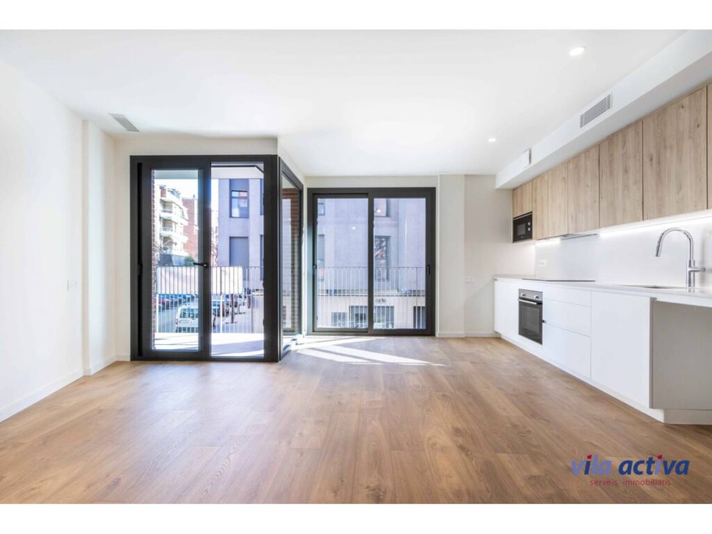 Pis a estrenar, exterior i assolellat