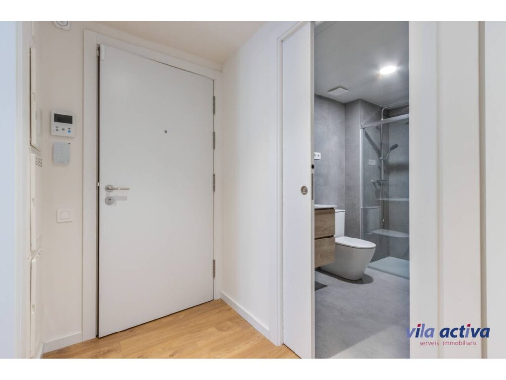 Pis a estrenar, exterior i assolellat