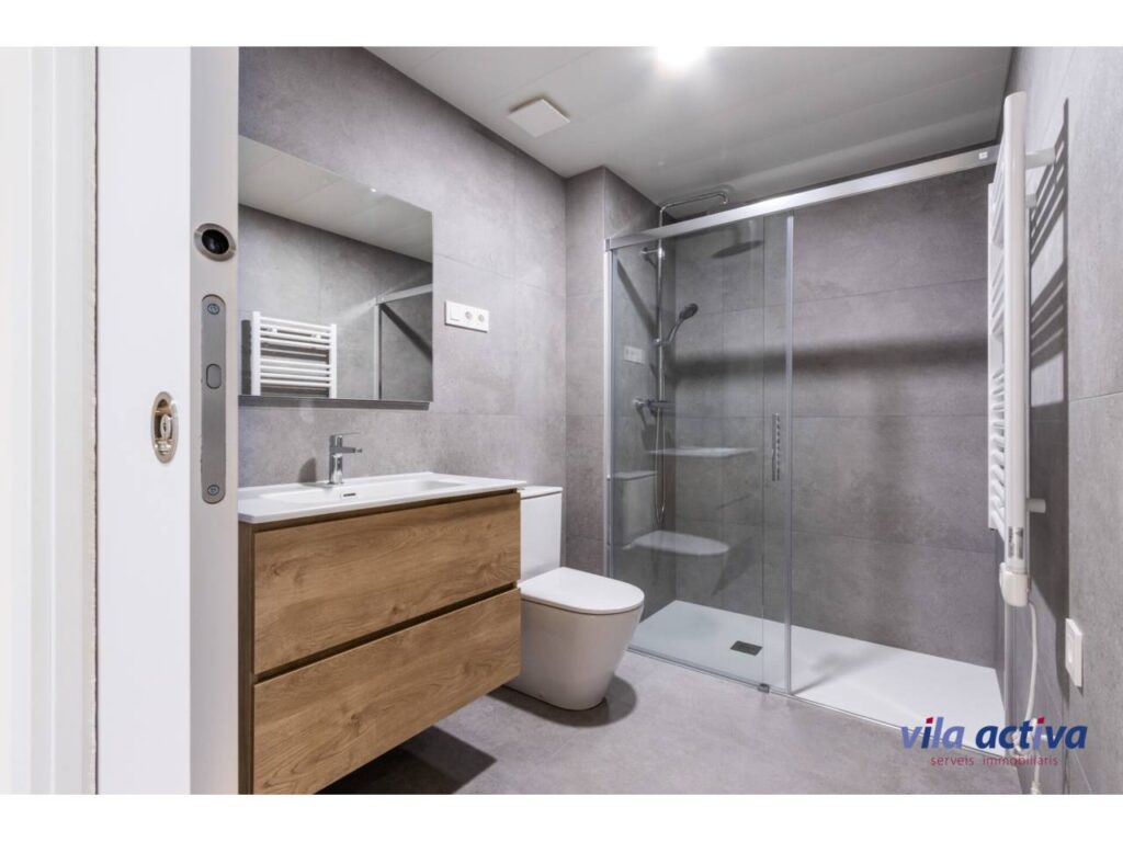 Pis a estrenar, exterior i assolellat