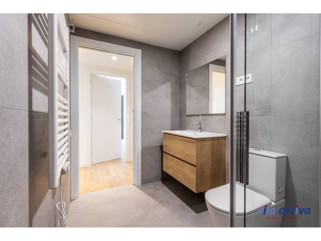 Pis a estrenar, exterior i assolellat