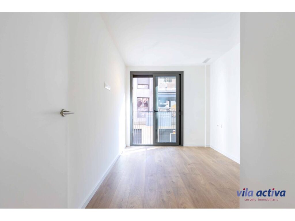 Pis a estrenar, exterior i assolellat