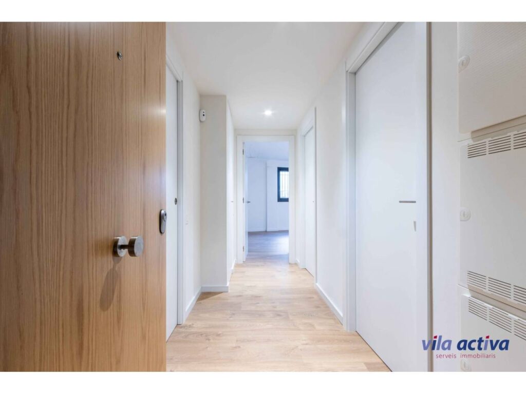 Pis a estrenar, exterior i assolellat