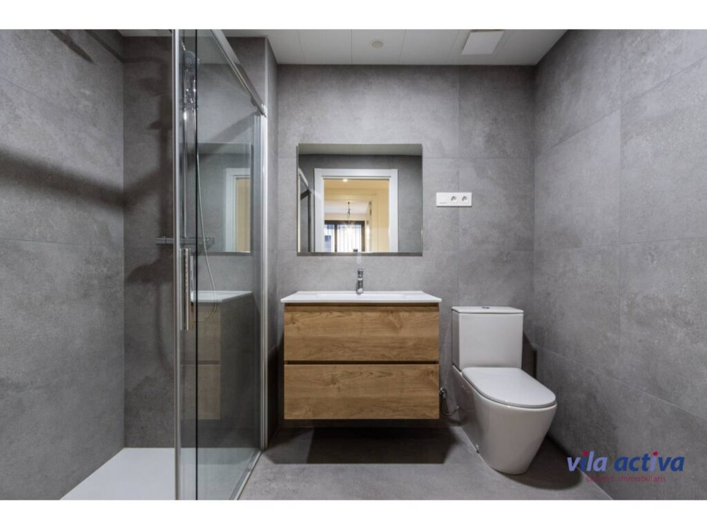 Pis a estrenar, exterior i assolellat