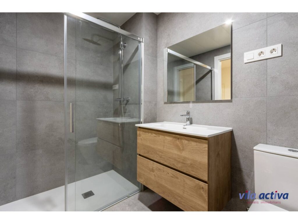 Pis a estrenar, exterior i assolellat