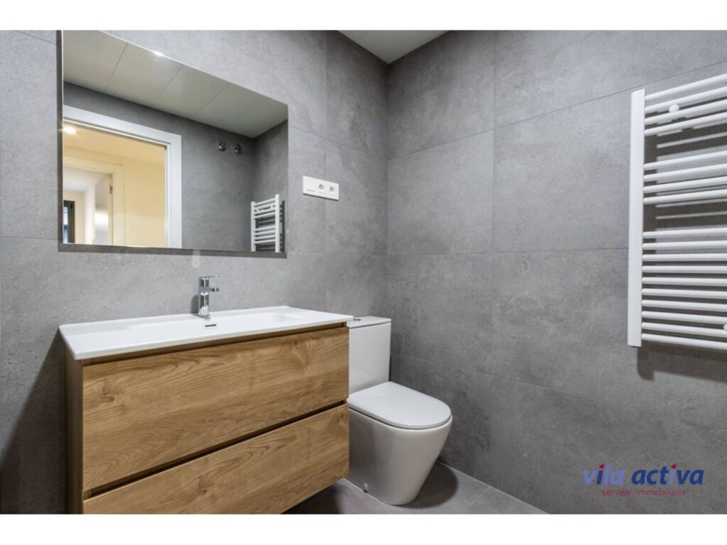 Pis a estrenar, exterior i assolellat