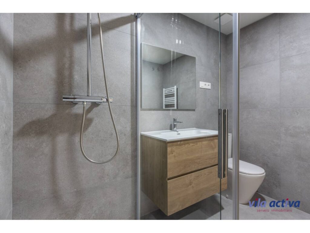 Pis a estrenar, exterior i assolellat