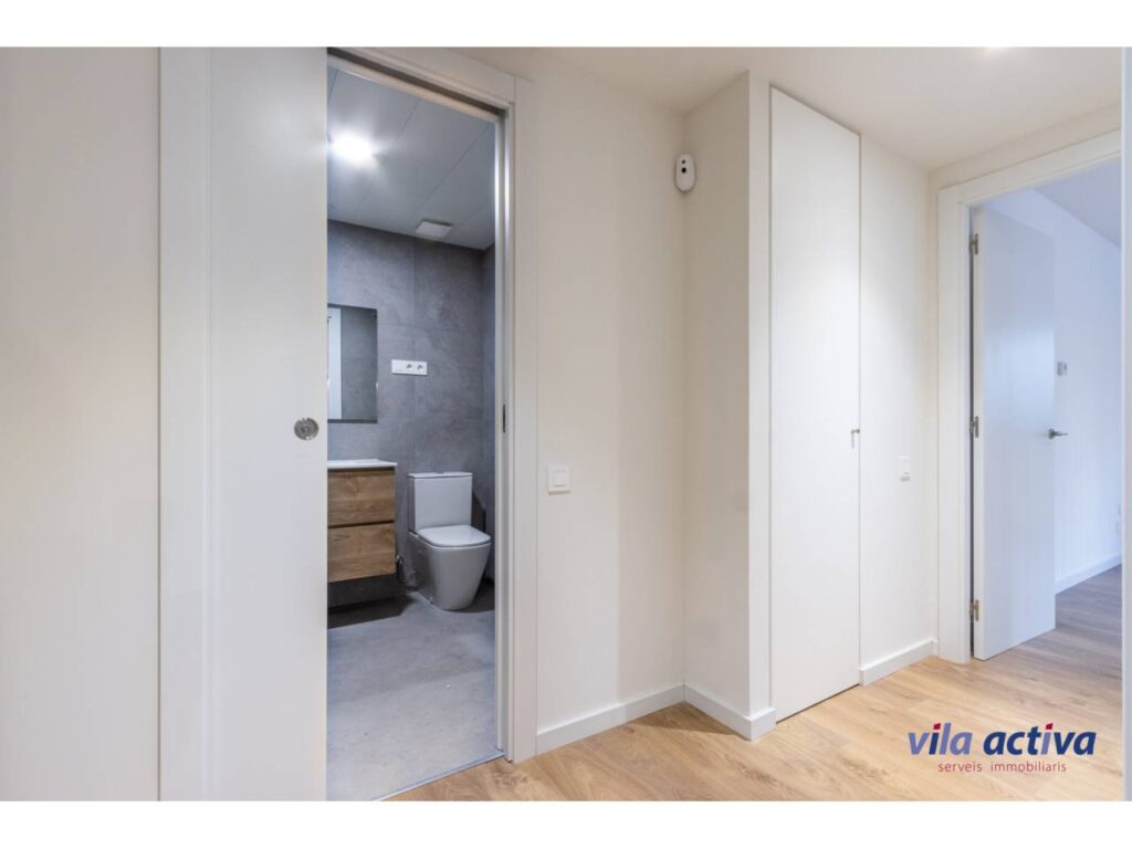 Pis a estrenar, exterior i assolellat