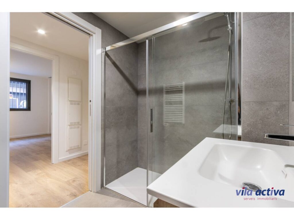 Pis a estrenar, exterior i assolellat