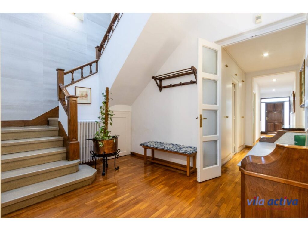 Casa amb molta llum, ampli pati i terrassa