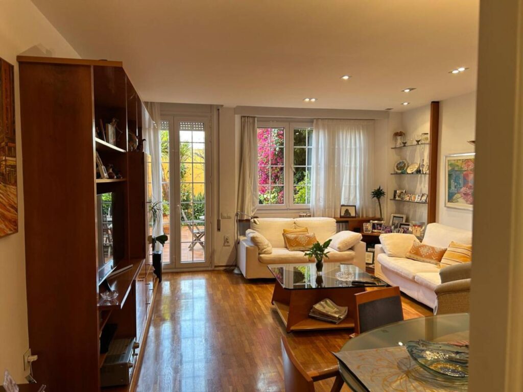 Casa amb molta llum, ampli pati i terrassa