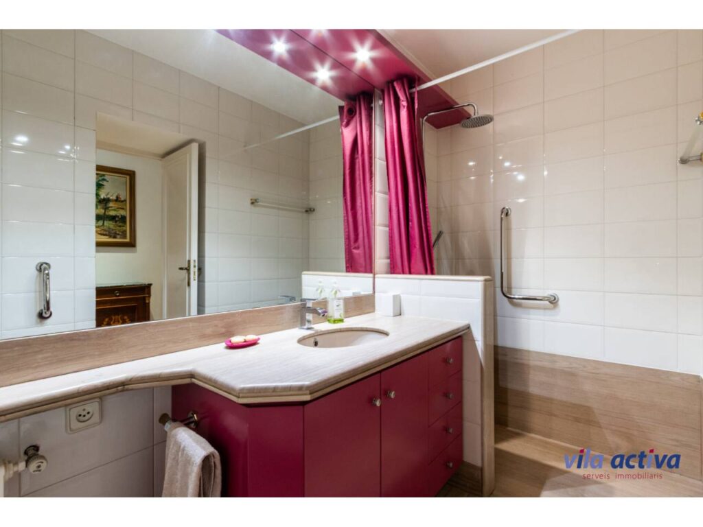 Casa amb molta llum, ampli pati i terrassa