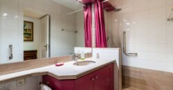 Casa amb molta llum, ampli pati i terrassa