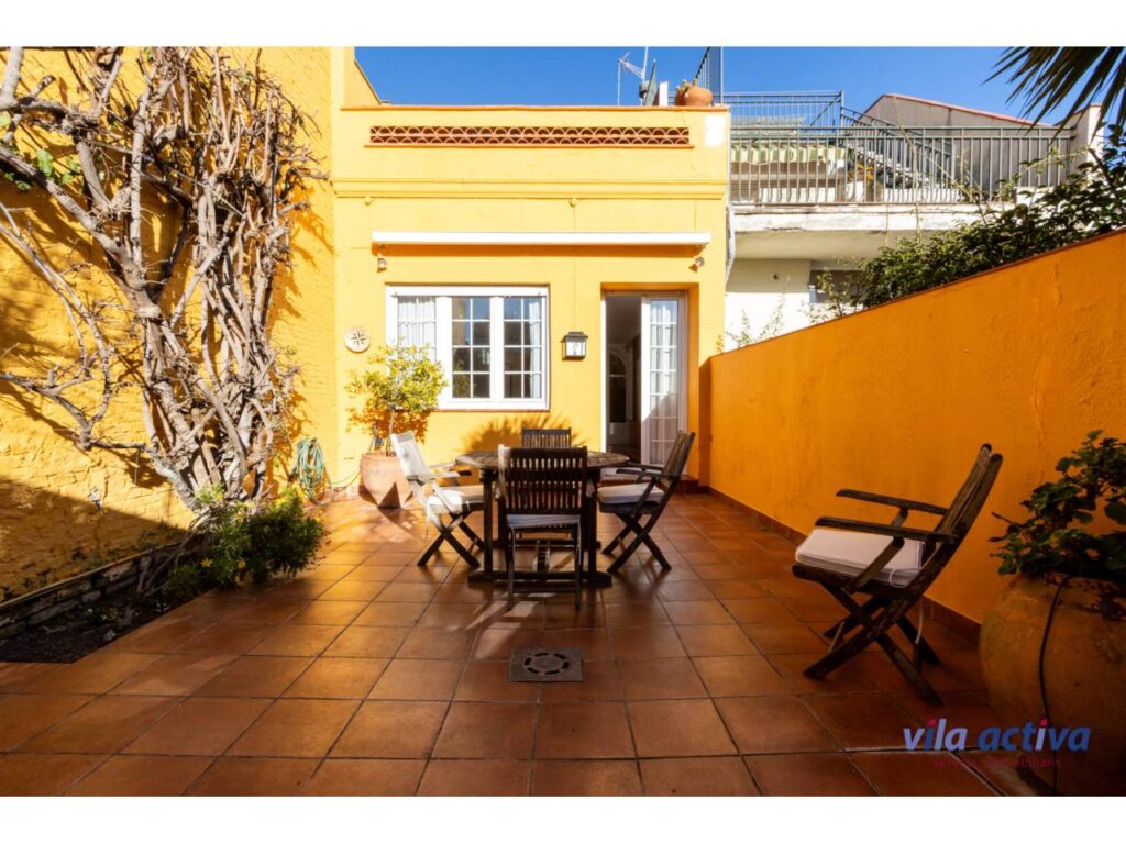 Casa amb molta llum, ampli pati i terrassa