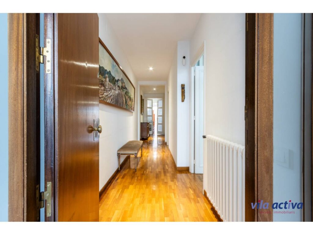 Casa amb molta llum, ampli pati i terrassa