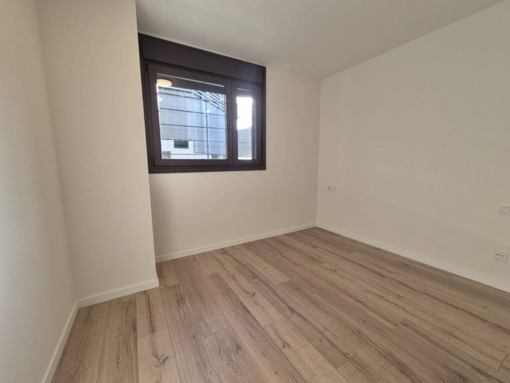 Pis nou a estrenar, amb piscina comunitària