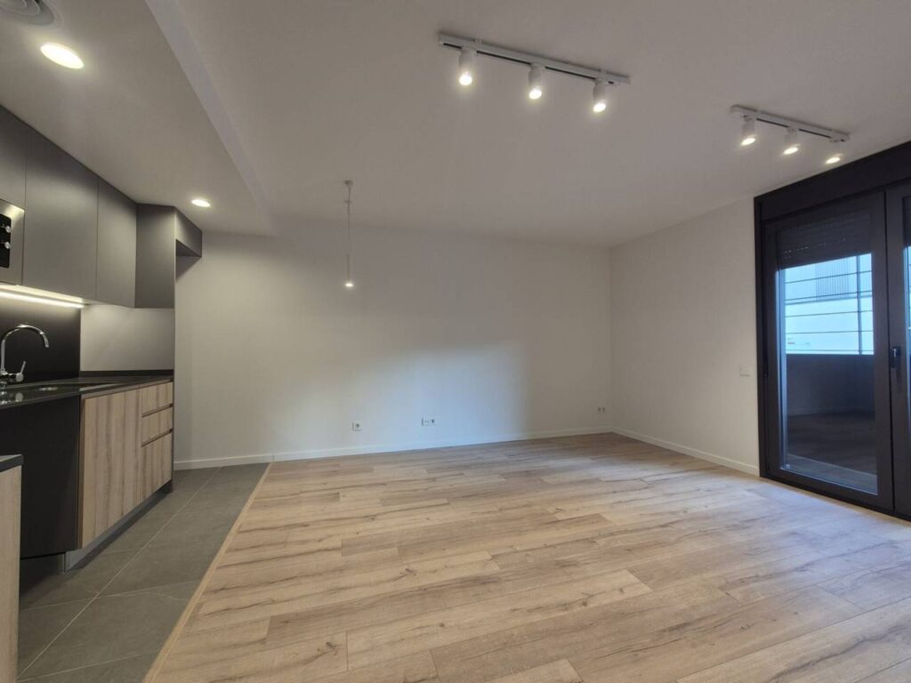 Pis nou a estrenar, amb piscina comunitària