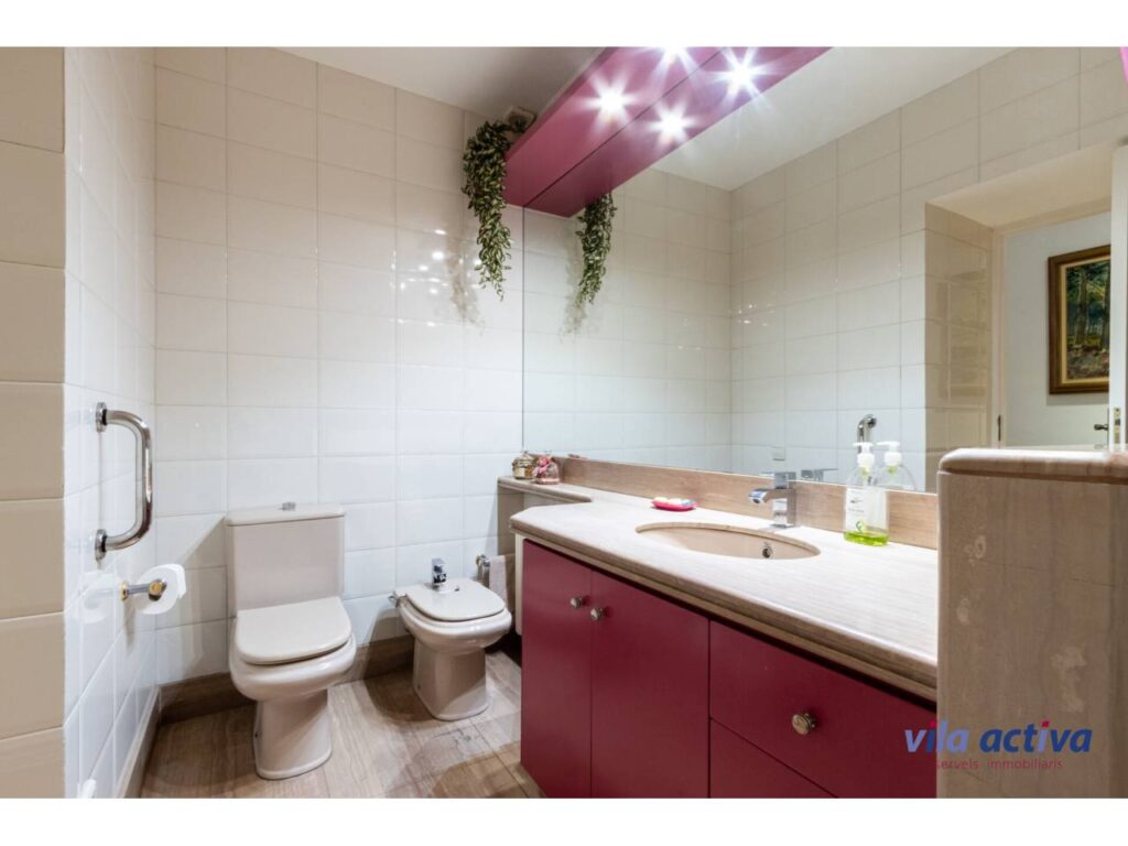 Casa amb molta llum, ampli pati i terrassa