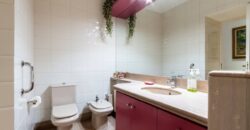 Casa amb molta llum, ampli pati i terrassa