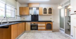 Casa amb pati, garatge i piscina comunitària