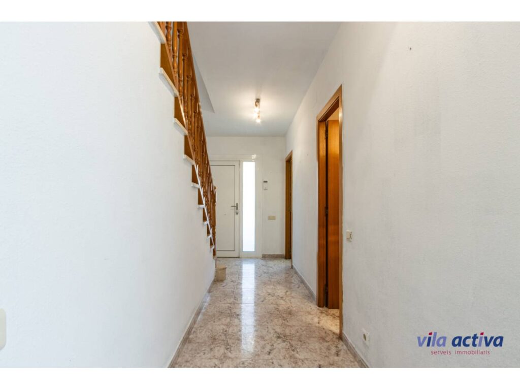Casa amb pati, garatge i piscina comunitària
