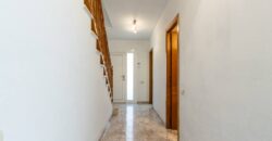 Casa amb pati, garatge i piscina comunitària