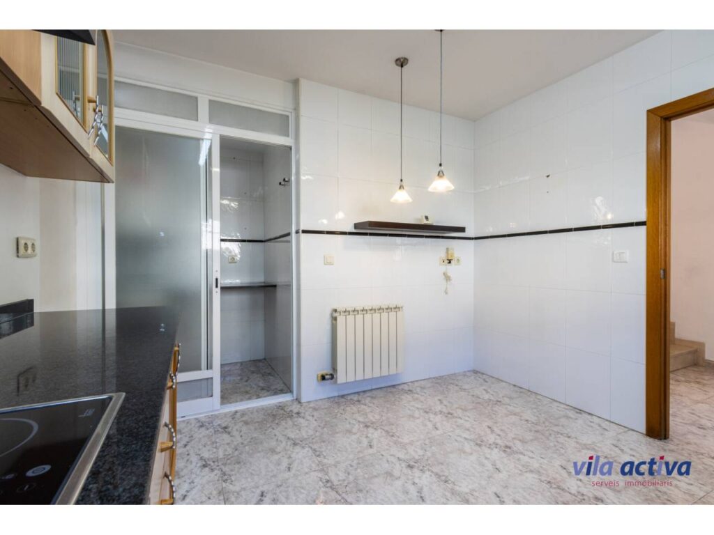 Casa amb pati, garatge i piscina comunitària
