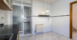 Casa amb pati, garatge i piscina comunitària