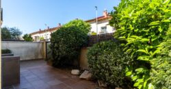 Casa amb pati, garatge i piscina comunitària