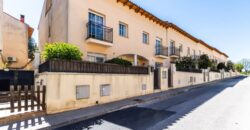 Casa amb pati, garatge i piscina comunitària