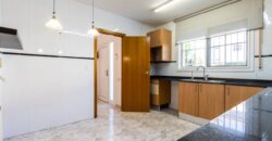 Casa amb pati, garatge i piscina comunitària