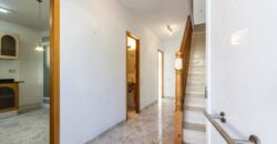 Casa amb pati, garatge i piscina comunitària