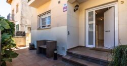 Casa amb pati, garatge i piscina comunitària
