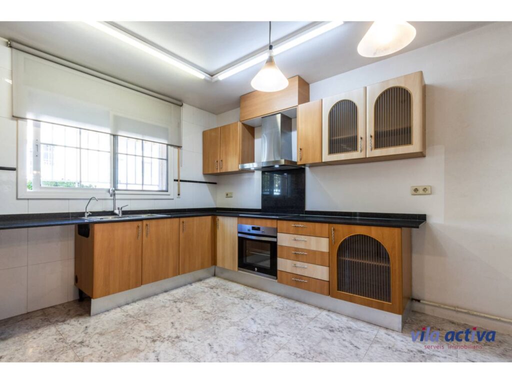 Casa amb pati, garatge i piscina comunitària