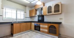 Casa amb pati, garatge i piscina comunitària