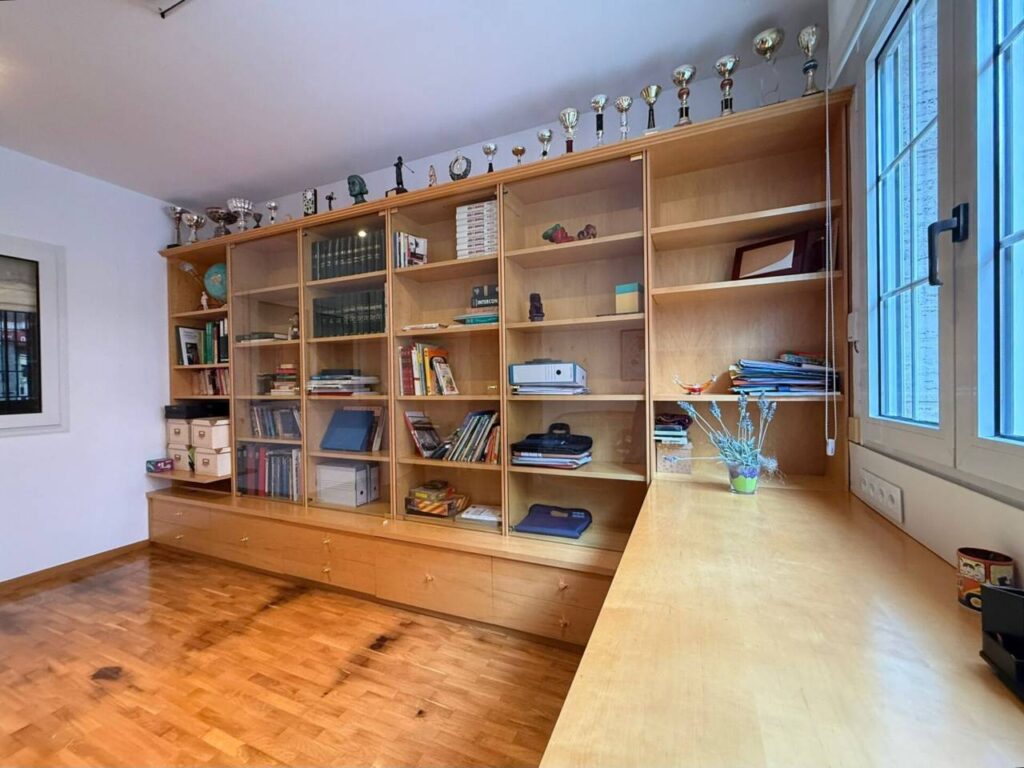 Casa amb molta llum, ampli pati i terrassa