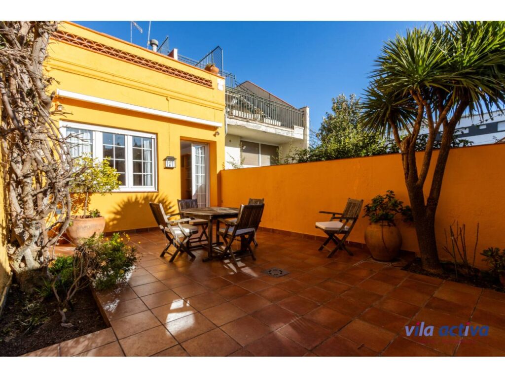 Casa amb molta llum, ampli pati i terrassa