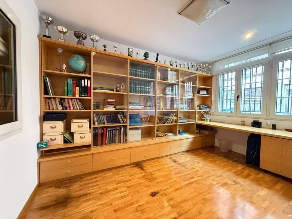 Casa amb molta llum, ampli pati i terrassa