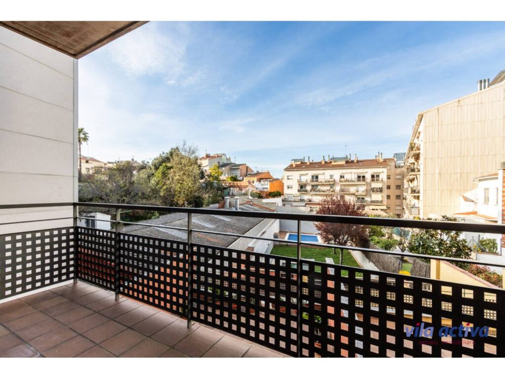 Piso con piscina comunitaria y parking incluido
