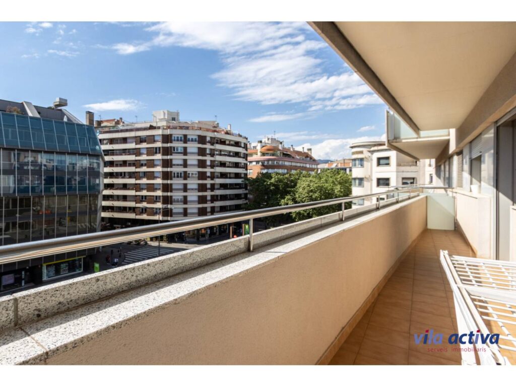 Piso amplio, con mucha luz, incluye dos plazas de parking