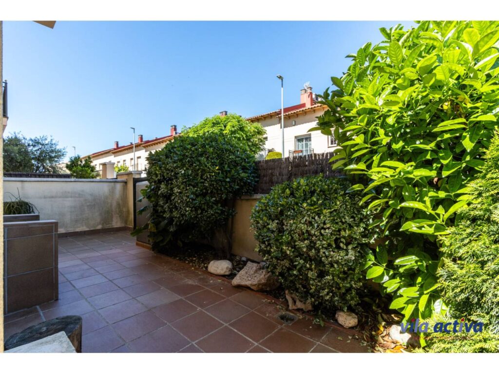 Casa con patio, garaje y piscina comunitaria