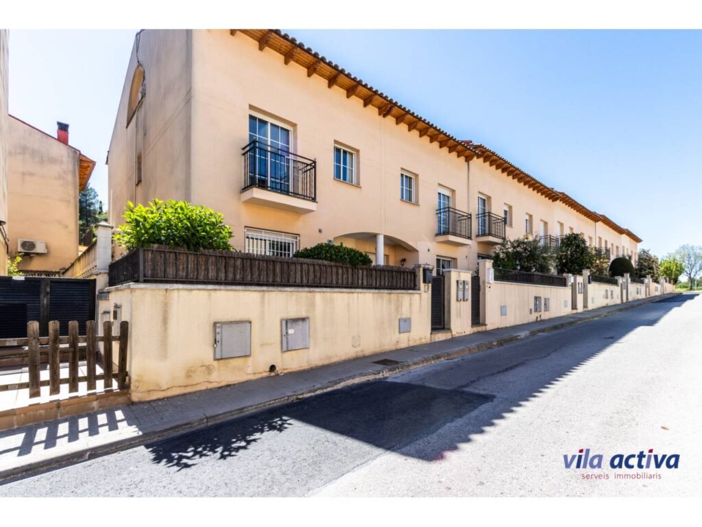 Casa con patio, garaje y piscina comunitaria