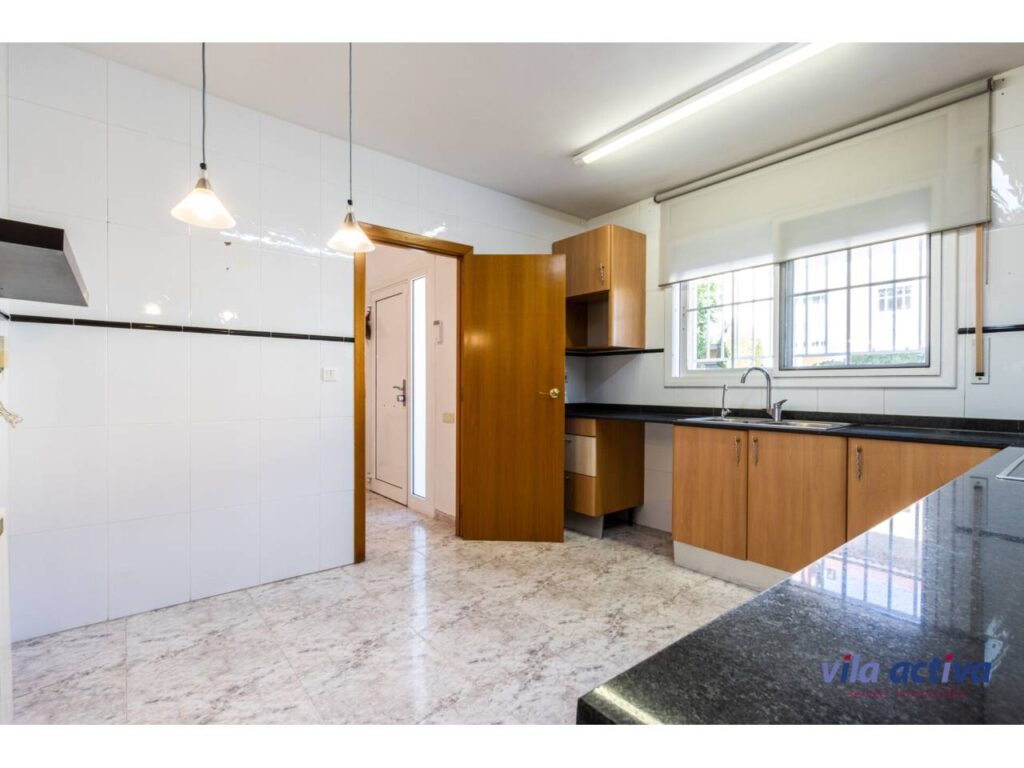 Casa con patio, garaje y piscina comunitaria