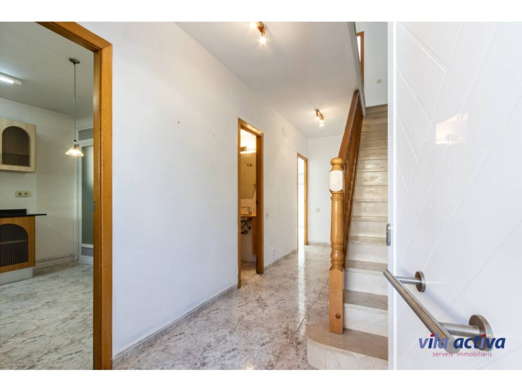 Casa con patio, garaje y piscina comunitaria