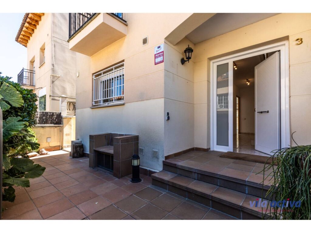 Casa con patio, garaje y piscina comunitaria