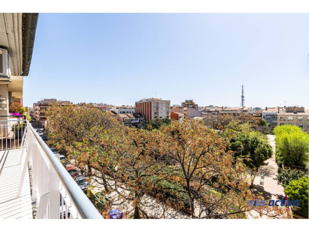 Dúplex muy amplio, incluye 1 plaza de parking