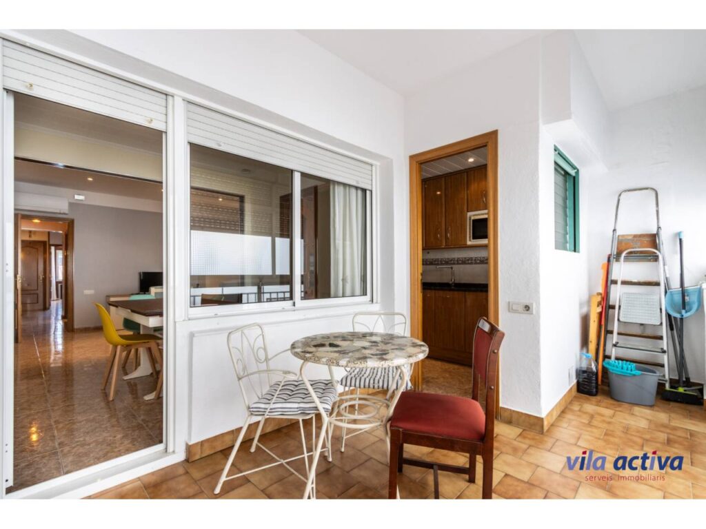 Casa aparellada amb garatge ampli, terrassa i pati