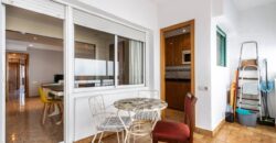 Casa aparellada amb garatge ampli, terrassa i pati