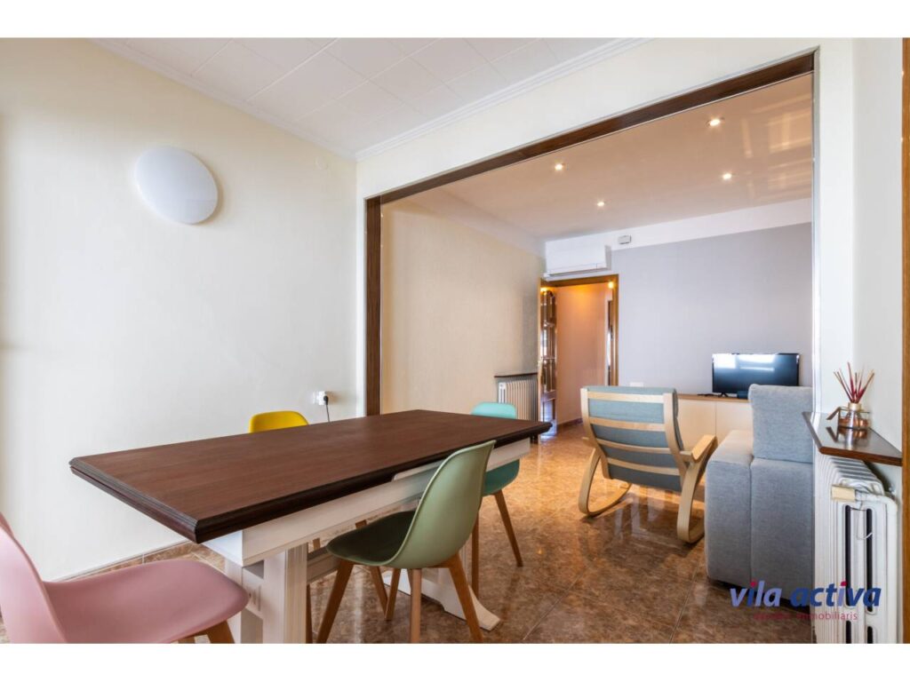 Casa aparellada amb garatge ampli, terrassa i pati