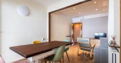 Casa aparellada amb garatge ampli, terrassa i pati