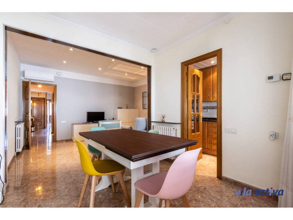 Casa aparellada amb garatge ampli, terrassa i pati